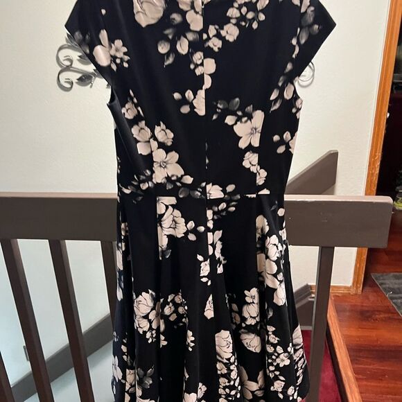 Like New Condition WHBM Floral Black & White Dress with can-can Size 4 #110 - Picture 6 of 7